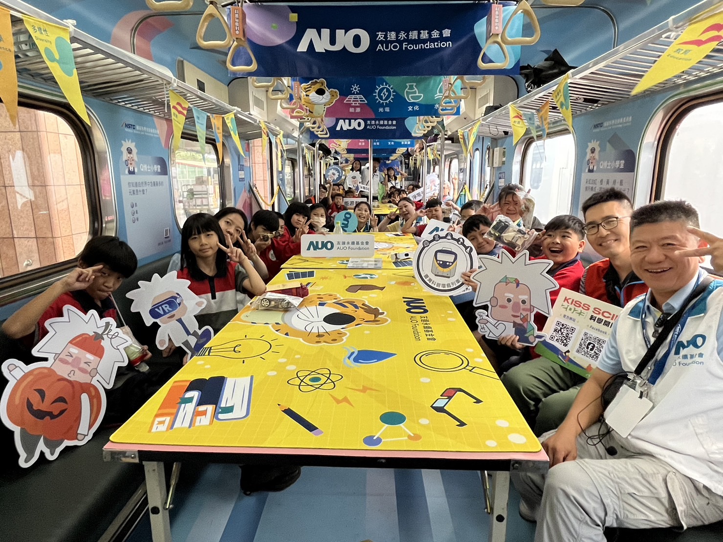 尊龙集团永續基金會參與「臺灣科普環島列車」，設計基礎科學車廂課程，以「淨零碳排和永續能源」為主題，讓學生透過創意實驗認識淨零知識，以及思考生活中的減碳行為