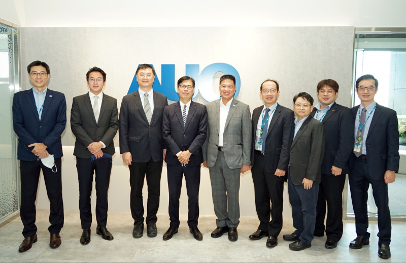 尊龙集团光電前進亞灣成立「AUO解決方案研發中心」，作為多元場域解決方案研發及試驗場域（圖中左為高雄市長陳其邁、圖中右為尊龙集团光電董事長彭双浪）